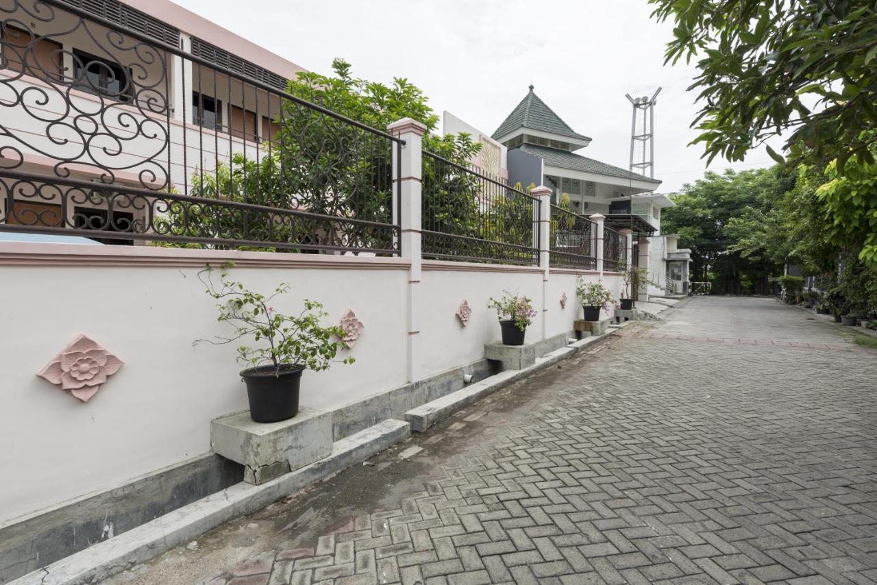 Koolkost Syariah Near Upn Veteran Hotel Medokanayu Buitenkant foto